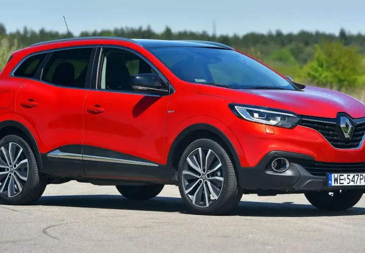 Czerwony Renault Kadjar na drodze. Zastanawiasz się, jaki silnik wybrać do tego modelu?