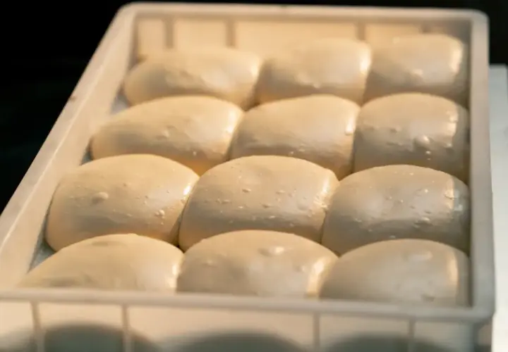 Porcje ciasta na pizzę w pojemniku. Czy ciasto na pizzę można włożyć do lodówki? Tak, można je przechowywać w lodówce.