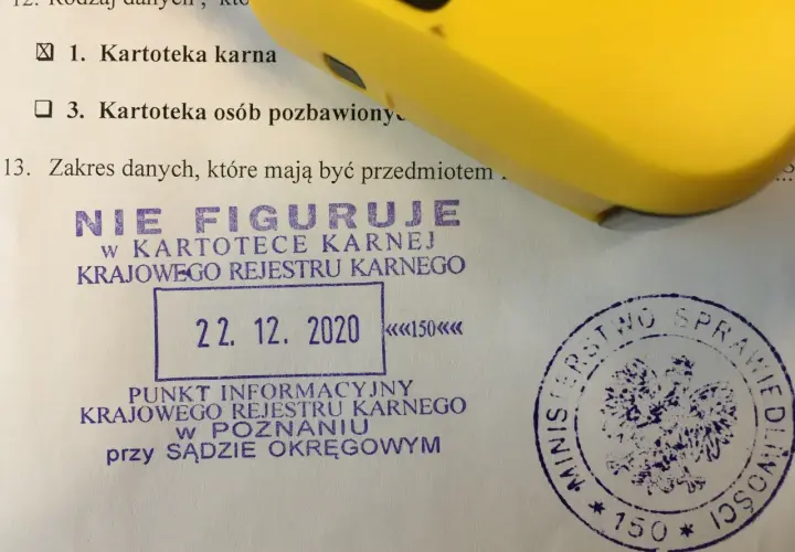 Pieczątka "NIE FIGURUJE w KARTOTECE KARNEJ KRAJOWEGO REJESTRU KARNEGO" z datą 22.12.2020.