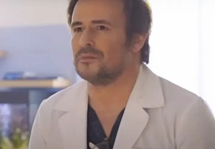 Bartosz Opani w białym kitlu, jakby przygotowywał się do roli w jednym z filmów.
