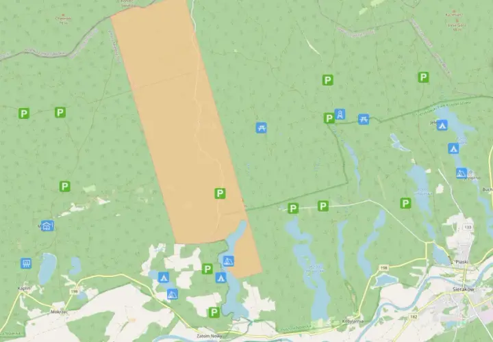 Mapa z zaznaczonymi darmowymi miejscami biwakowymi w lesie, obok jezior i dróg.