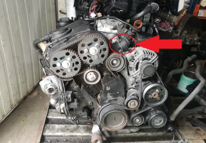 Silnik 2.0 TDI. Czerwona strzałka wskazuje potencjalną przyczynę braku mocy na niskich obrotach - zawór EGR.