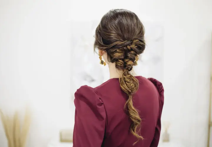 Trenza boda invitada: un recogido elegante con trenzado intrincado y cola de pez, perfecto para una ocasión especial.
