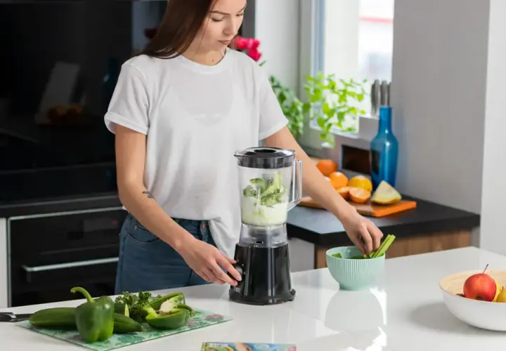 Wybierz urządzenie do koktajli: blender kielichowy czy personalny?
