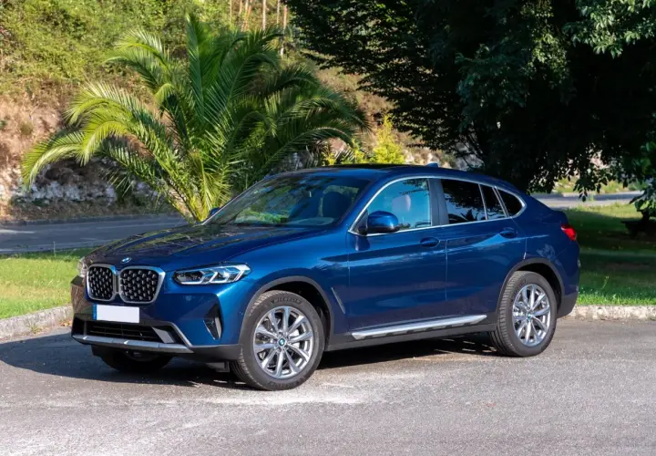 BMW azul con tracción xDrive, ideal para cualquier terreno.