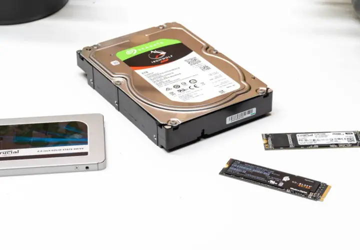 Eine 2,5-Zoll-SSD, eine 6TB-Festplatte und zwei M.2 SSDs liegen nebeneinander.