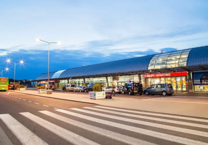 Jak dojechać z dworca Warszawa Centralna na lotnisko Chopina szybko i tanio