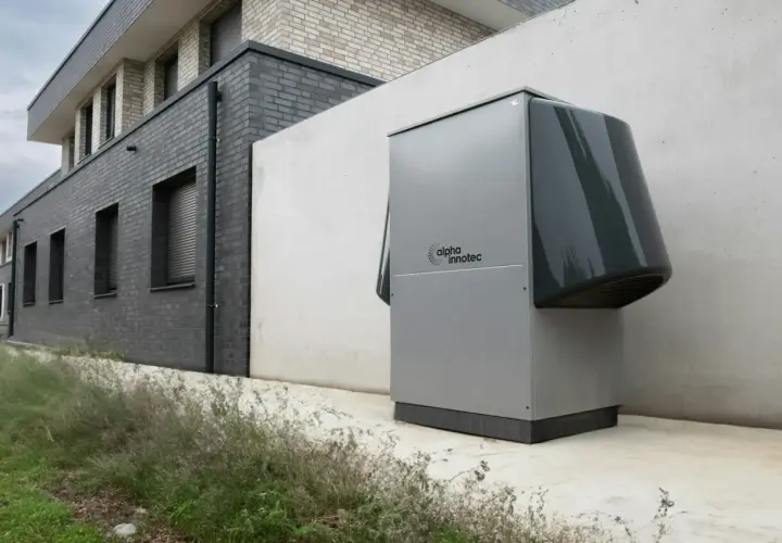 Nowoczesna jednostka klimatyzacyjna Alpha Innotec przy nowoczesnym budynku.
