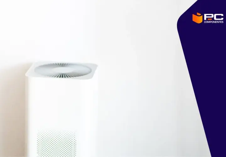 Un purificador de aire blanco, similar a un ventilador de pie, muestra su diseño minimalista. Averigua cuanto consume un ventilador de pie.