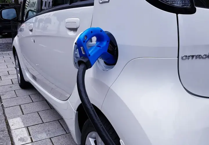 Hybryda czy diesel: który wybór jest bardziej opłacalny i ekologiczny?