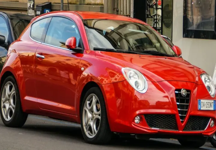 Alfa Romeo MiTo rossa, sportiva e agile, perfetta per chi cerca un'auto con un bollo auto 300 cv.