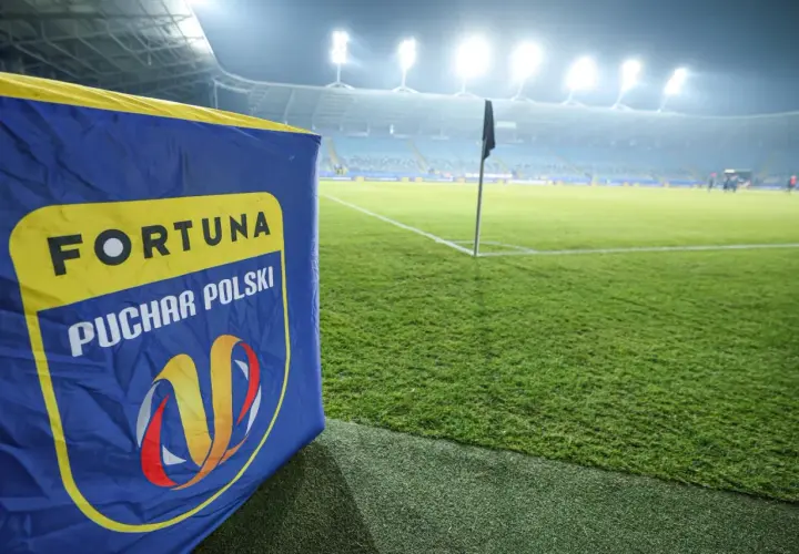 Flaga z logo Fortuna Pucharu Polski na tle stadionu. Czekamy na przebieg: Motor Lublin – Raków Częstochowa.