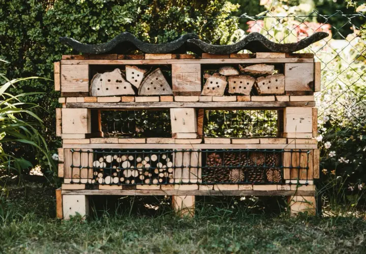 Domek dla owadów z palet, pełen naturalnych materiałów. Świetne upcycling przykłady dla ogrodu.