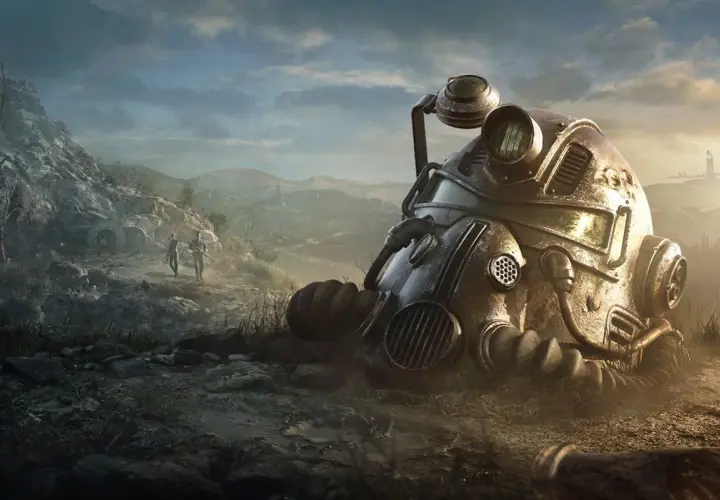 Zbroja z Fallout 76 leży na ziemi, dwójka graczy idzie w tle. Sprawdź fallout 76 wymagania!