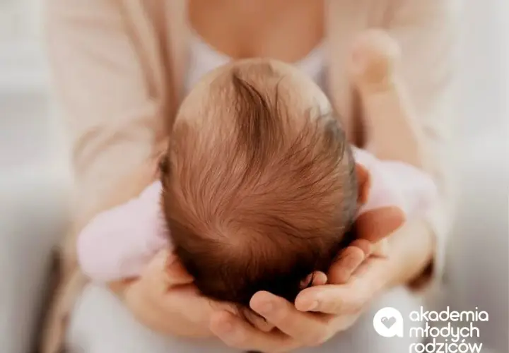 Delikatne włoski na główce noworodka, które zaczynają gęstnieć. Czas, kiedy dziecku gęstnieją włosy, to piękny etap rozwoju.