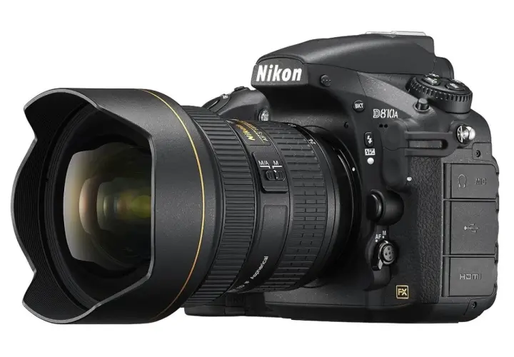 Profesjonalny aparat Nikon D810A z szerokokątnym obiektywem, gotowy do uchwycenia każdej sceny.