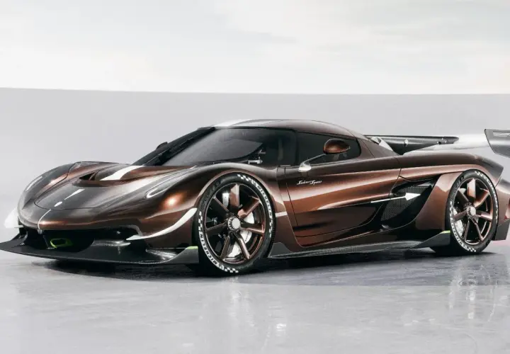 En ny Koenigsegg i glänsande brun lack med vita detaljer. Denna supersportbil ser ut att vara redo för banan.
