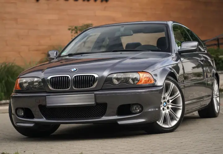 Szare BMW E46 Coupe M Pakiet z felgami M. Klasyka sportowego stylu.