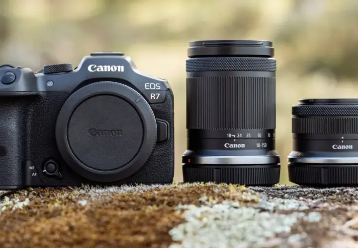 Canon EOS R7 z dwoma obiektywami: 18-150mm i 18-45mm. Idealny zestaw, jeśli zastanawiasz się, jakie aparaty fotograficzne wybrać.