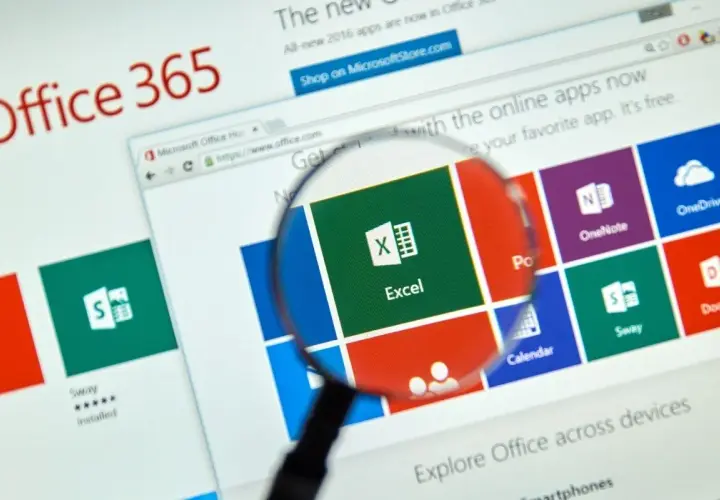 Szukasz **excel darmowy**? Zobaczysz tu ikonę Excela powiększoną lupą na stronie Office 365, gdzie dostępne są aplikacje online.