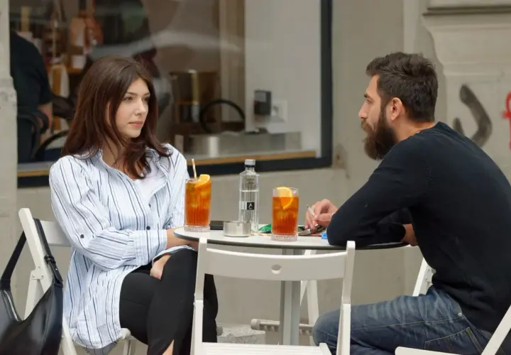 Para dowiedzieć się, jak słuchać, siedzi przy stoliku w kawiarni, pijąc drinki.