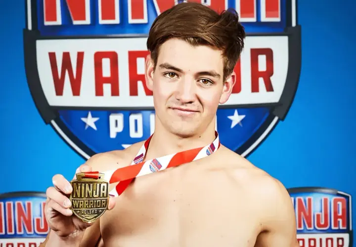Jan Tatarowicz, zwycięzca Ninja Warrior Polska, dumnie prezentuje medal.