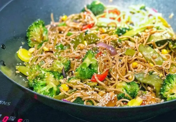 Makaron chow mein: Czy jest zdrowy? Analiza i zdrowe alternatywy
