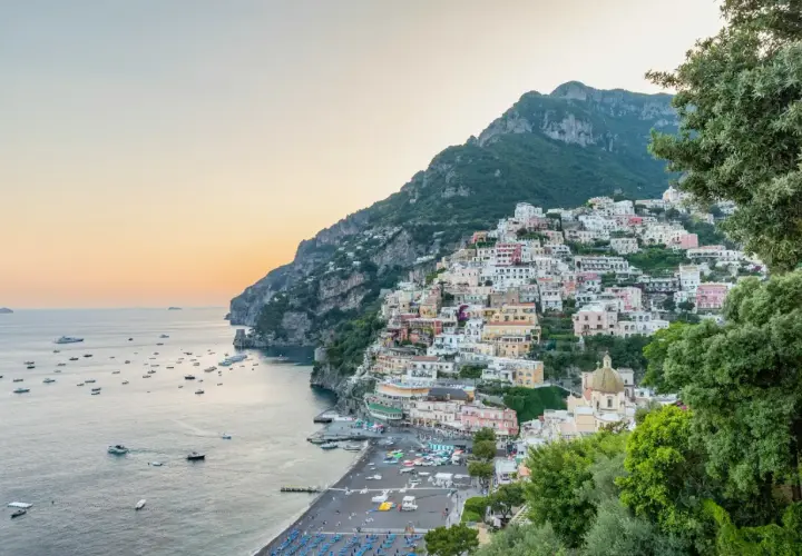 Vue panoramique de Positano, joyau de la côte amalfitaine, en Italie. Les maisons colorées s'accrochent à la falaise, face à la mer scintillante.