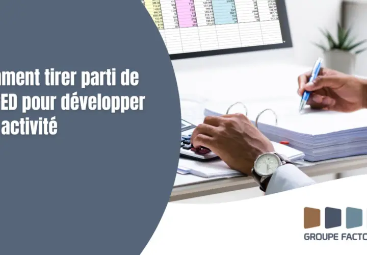 Un homme travaille sur des documents, utilisant une calculatrice et un stylo. La signification de la GED est expliquée pour développer son activité.