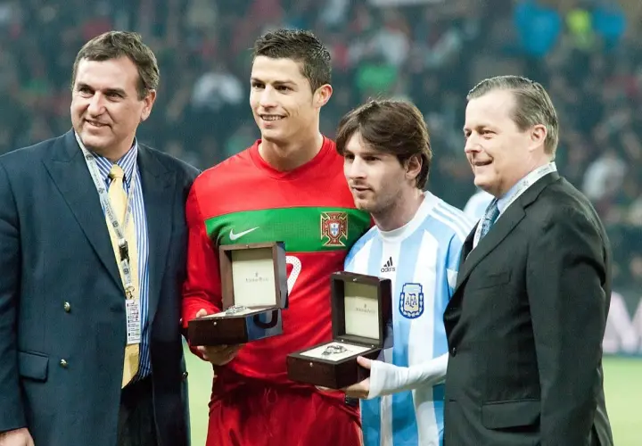 Ronaldo i Messi, dwaj z **100 najlepszych piłkarzy wszechczasów**, odbierają nagrody.