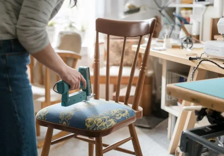 Jak obić krzesło? Kompletny przewodnik DIY i trendy 2026