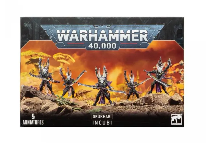 Pięć wojowników Drukhari Incubi, uosobienie mrocznej siły, gotowych do ataku w świecie Warhammer 40,000.
