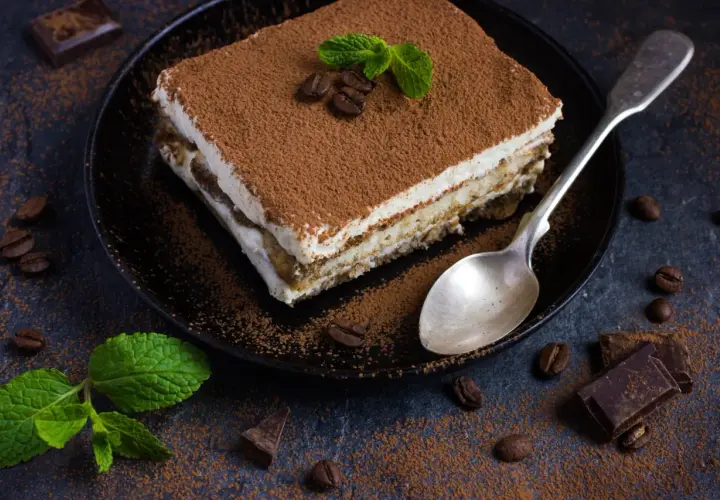 Pyszny, sprawdzony przepis na tiramisu z mascarpone. Kremowe warstwy biszkoptów i kawy, posypane kakao. Idealne na deser.