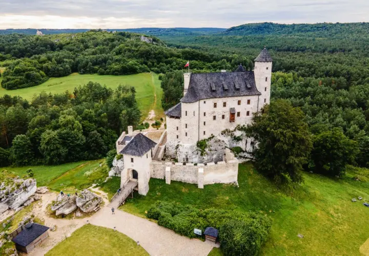 Zamek Bobolice, malowniczo położony wśród lasów. Sprawdź cennik zwiedzania i zaplanuj wizytę w tym historycznym miejscu.