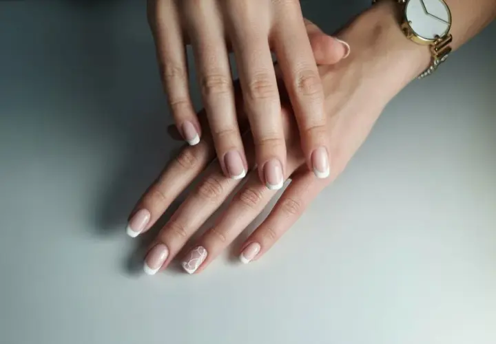 Czym się różni manicure hybrydowy od żelowego? Kluczowe różnice, które musisz znać