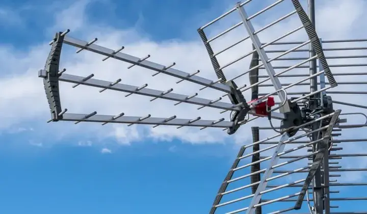 Jak w prosty sposób ustawić antenę telewizji naziemnej w odpowiednim kierunku
