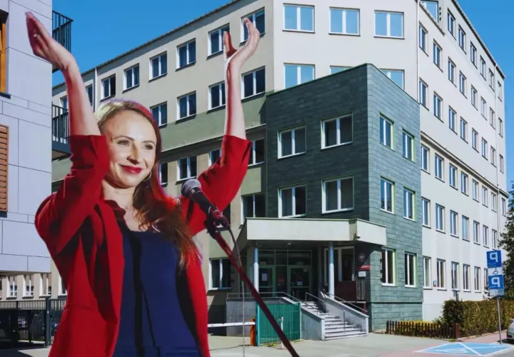 Kobieta w czerwonej marynarce przemawia przy mikrofonie na tle budynku. Czy to prawdziwe powody wściekłości "Kierownika" na projekt ustawy o reformie PIP?