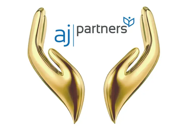 Złote dłonie symbolizują troskę. AJ Partners - ranking firm opiekuńczych. Opieka nad seniorem w domu.