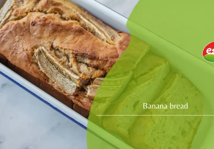 Pan de plátano casero con harina de avena, recién horneado y cortado en rebanadas.