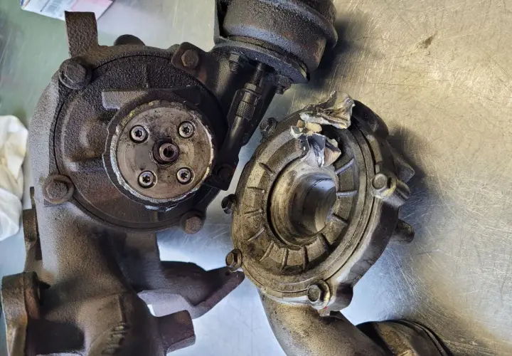 Uszkodzona turbosprężarka, prawdopodobnie przez nieszczelny dolot objawy diesel. Widać pourywane łopatki wirnika.
