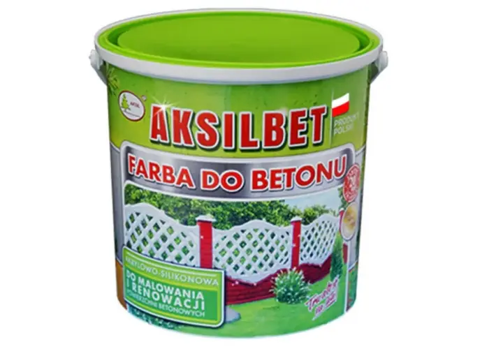 Jaka farba do betonu na zewnątrz? Pojemnik z zieloną pokrywą, etykieta "Aksilbet Farba do betonu" z widokiem pomalowanego ogrodzenia.