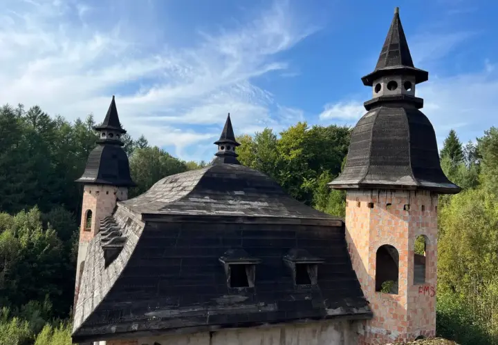Zamek w Łapalicach, którego właściciel marzył o budowli jak z bajki, wciąż czeka na dokończenie. Dziś to ruina z wieżami i stromymi dachami.