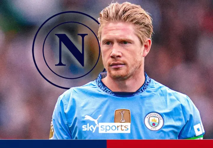 Kevin De Bruyne w koszulce Manchesteru City z logo Napoli w tle.