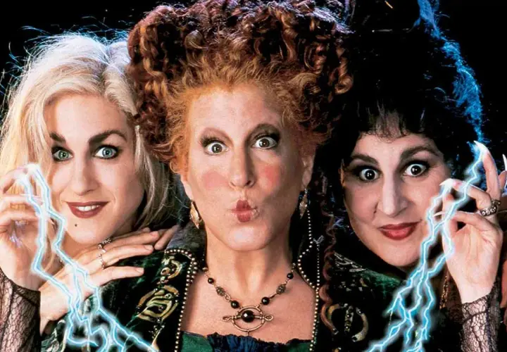 Trzy czarownice z filmu "Hokus Pokus" z magicznymi błyskawicami w dłoniach.