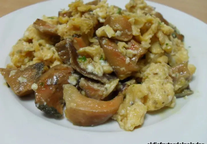 Revuelto de niscalos con huevo y trozos de pan crujiente, un plato sabroso y otoñal.