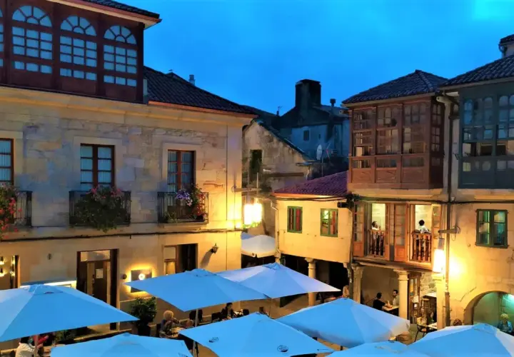 Noche en Pontevedra, ideal para cenar al aire libre. Descubre qué hacer en Pontevedra y disfruta de sus plazas.