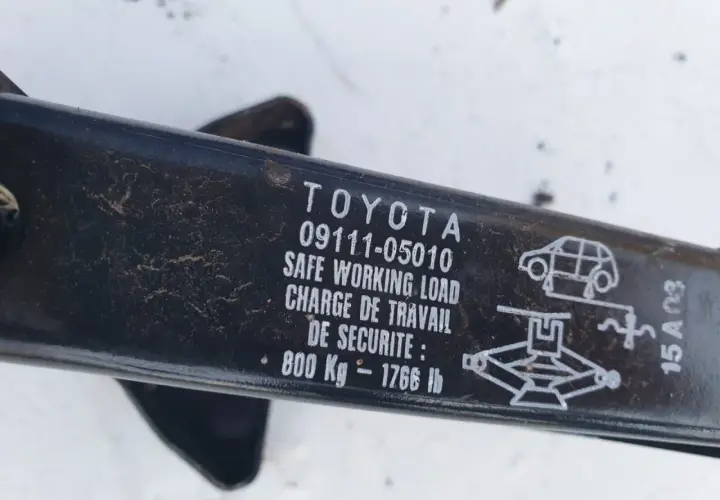 Lewarek do Toyoty Yaris, z oznaczeniem 09111-05010 i maksymalnym udźwigiem 800 kg.