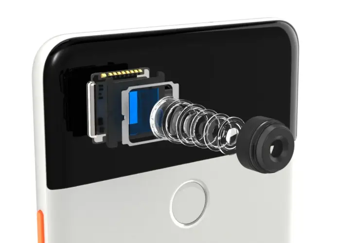 Rozłożony moduł aparatu w telefonie, ukazujący matrycę aparatu w telefonie, soczewki i sprężynę stabilizacji.