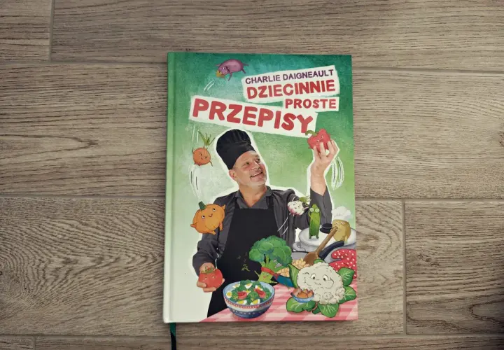 Książka "Dziecinnie proste przepisy" Charlie'ego Daigneaulta. Pokazuje, co może ugotować 10 latka, z zabawnymi warzywami i szefem kuchni.