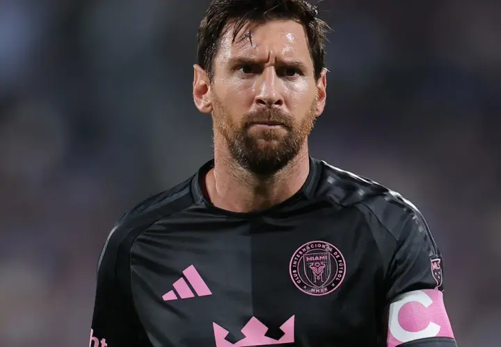 Lionel Messi w czarnej koszulce z różowymi detalami, z opaską kapitana na ramieniu. Właśnie tam gra Messi, w barwach Interu Miami.